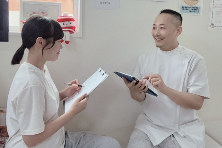 患者様と笑顔で会話する院長