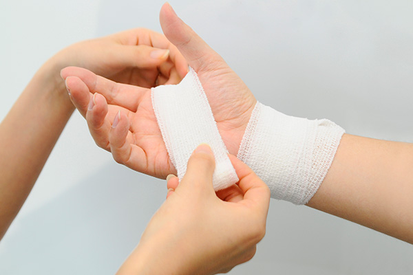 包帯固定やテーピング治療